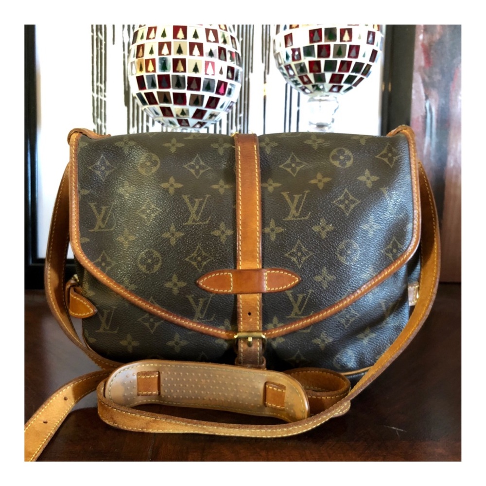 AUTHENTIC LOUIS VUITTON SAUMUR 30 CROSSBODY BAG.